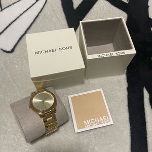 MICHAEL KORS
Slim Runway Gold-Tone Stainless
Steel Watch